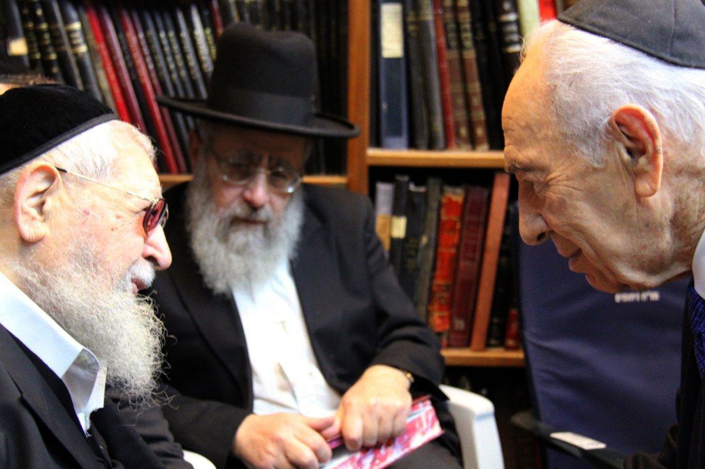 הנשיא פרס ניחם את הרב עובדיה: "אין נחמה לצער שלכם"