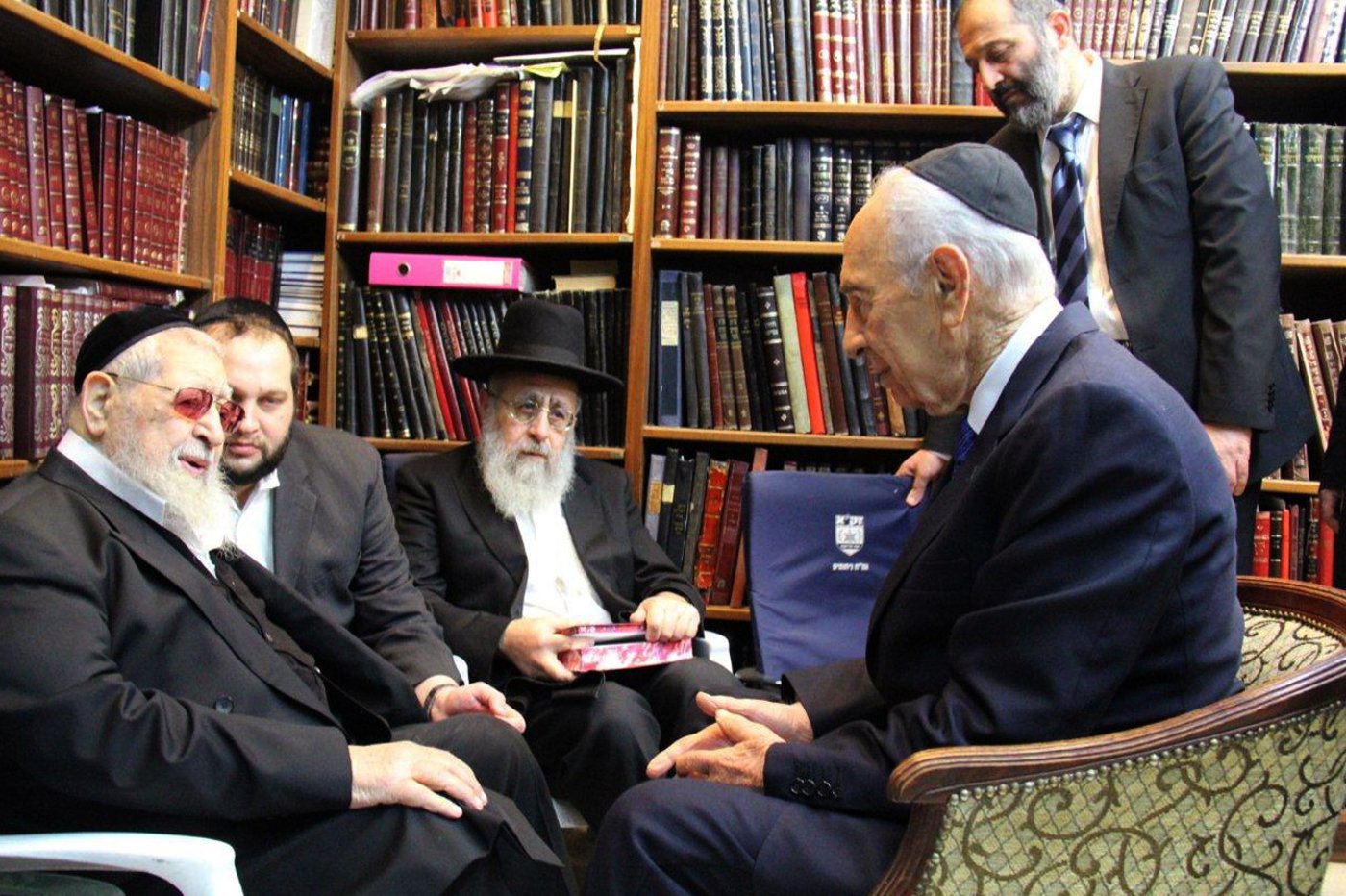 הנשיא פרס ניחם את הרב עובדיה: "אין נחמה לצער שלכם"