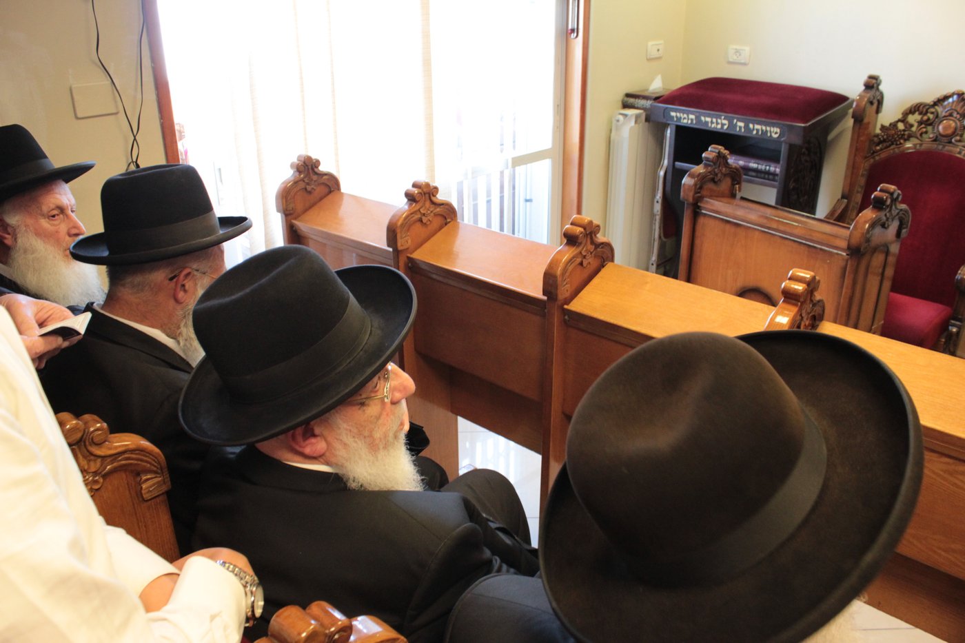 מנחמים את מרן הגר"ע יוסף • תיעוד מתוך הבית