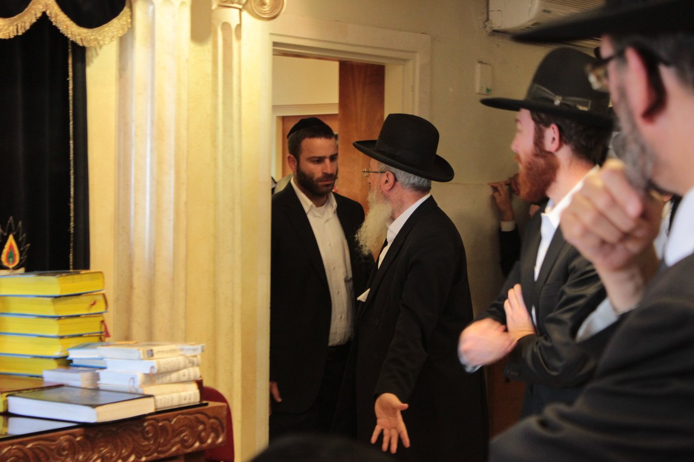 מנחמים את מרן הגר"ע יוסף • תיעוד מתוך הבית