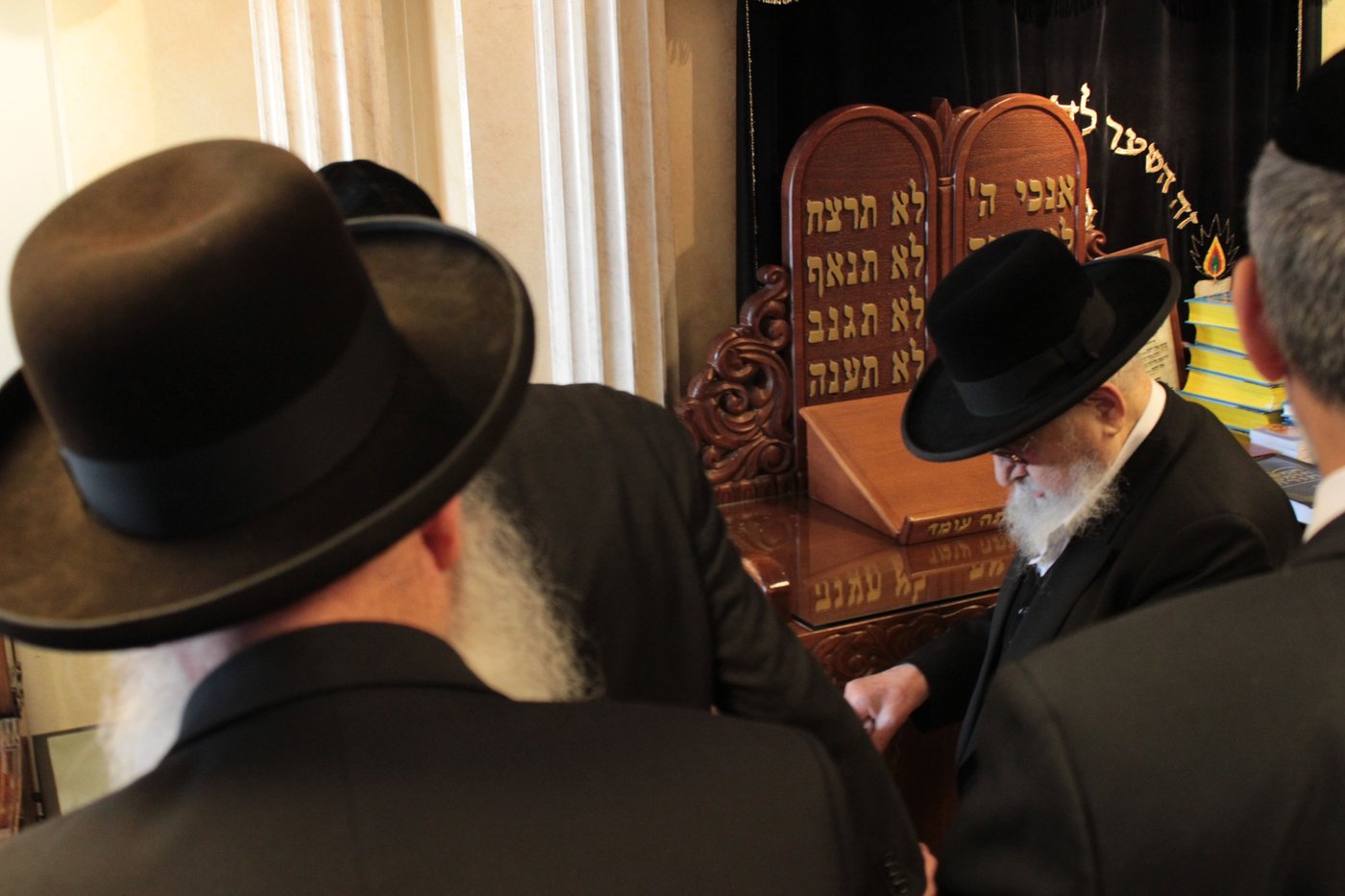 מנחמים את מרן הגר"ע יוסף • תיעוד מתוך הבית