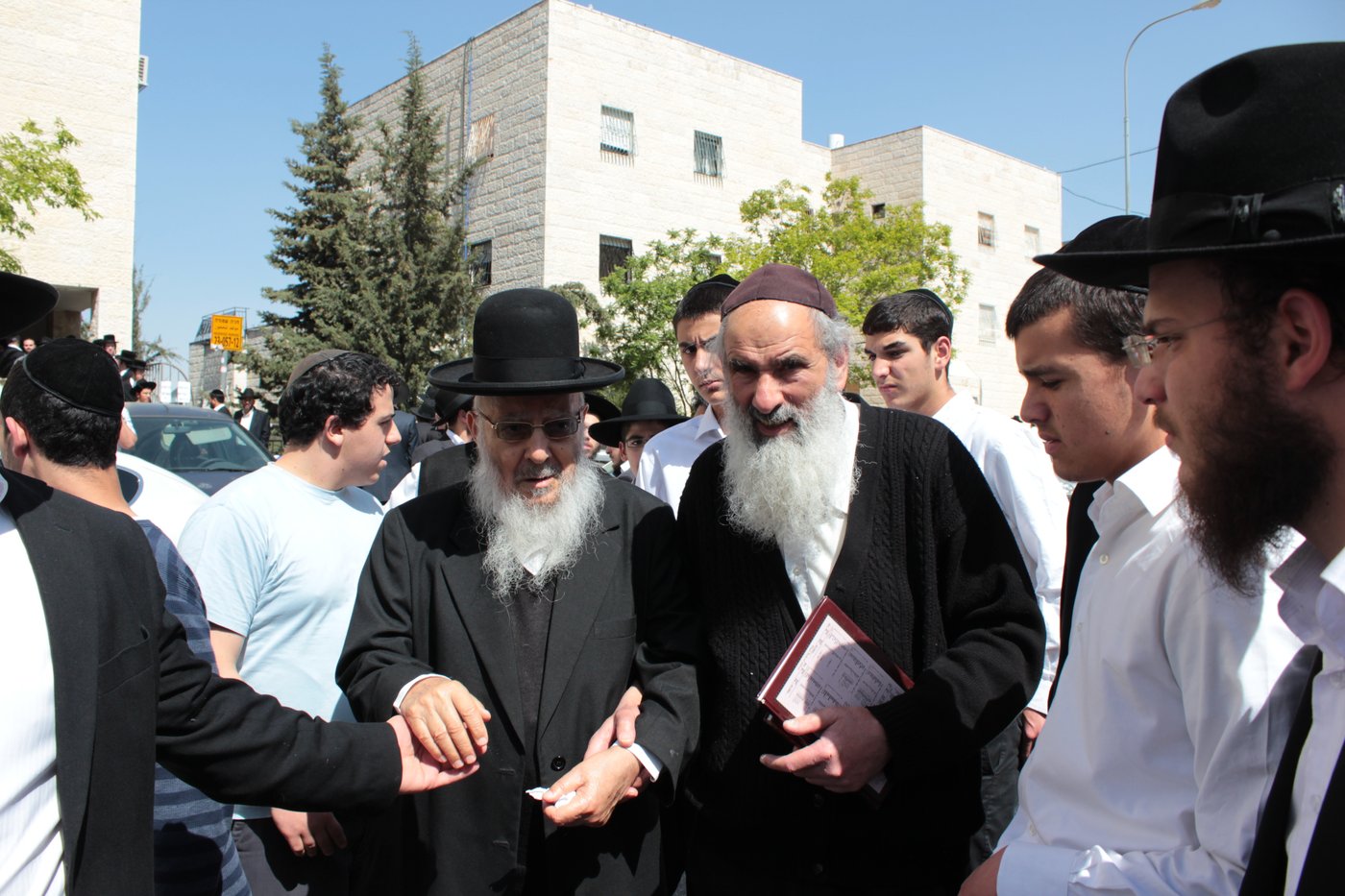 מנחמים את מרן הגר"ע יוסף • תיעוד מתוך הבית