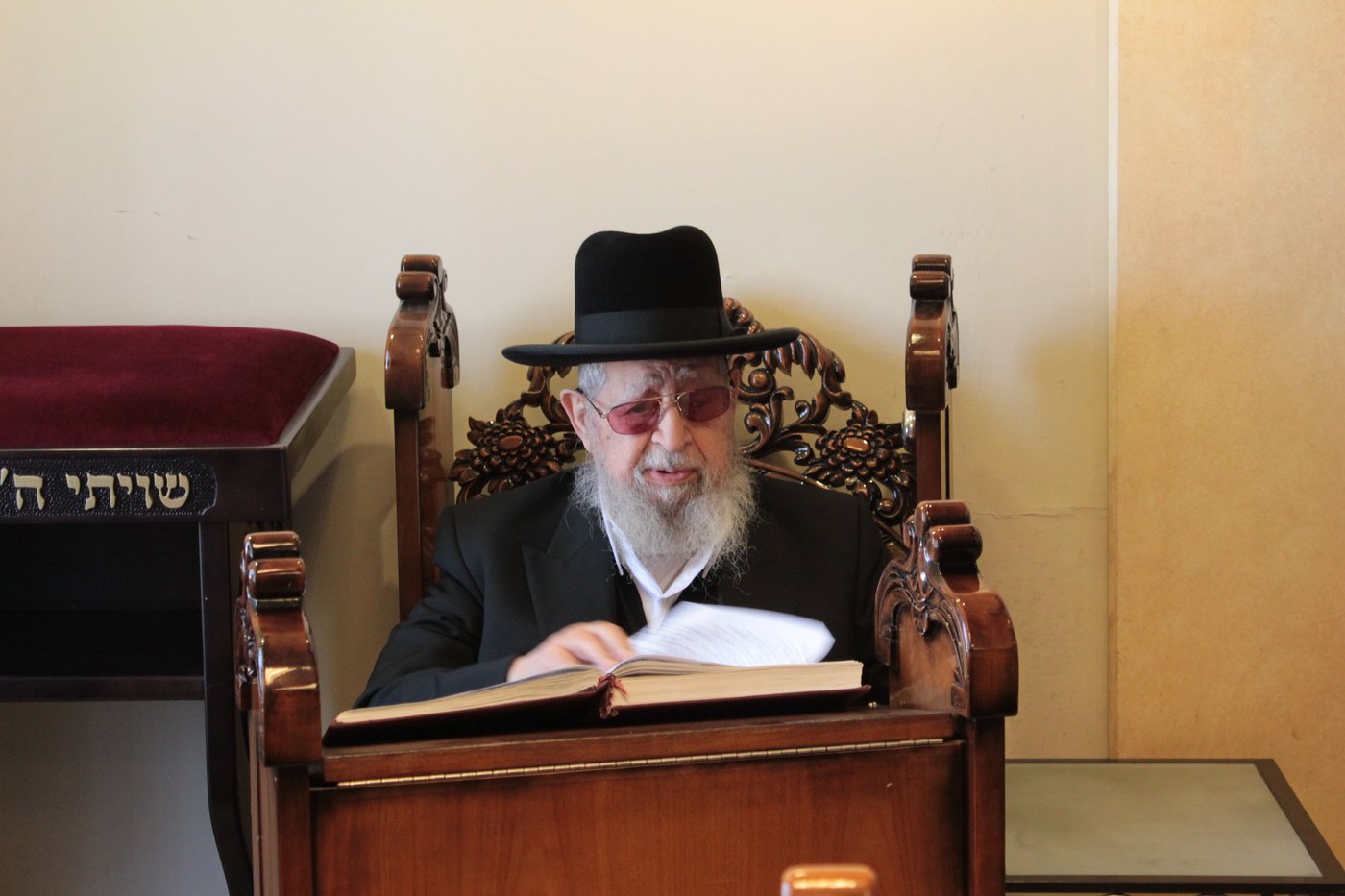 מנחמים את מרן הגר"ע יוסף • תיעוד מתוך הבית