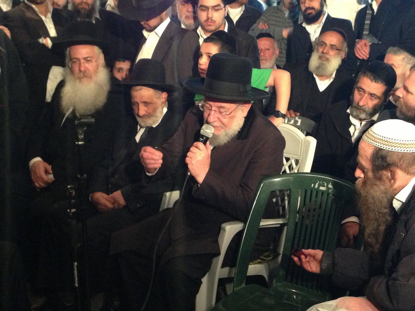 אבלים וכואבים: מנחמים בבית הרב יעקב יוסף זצ"ל