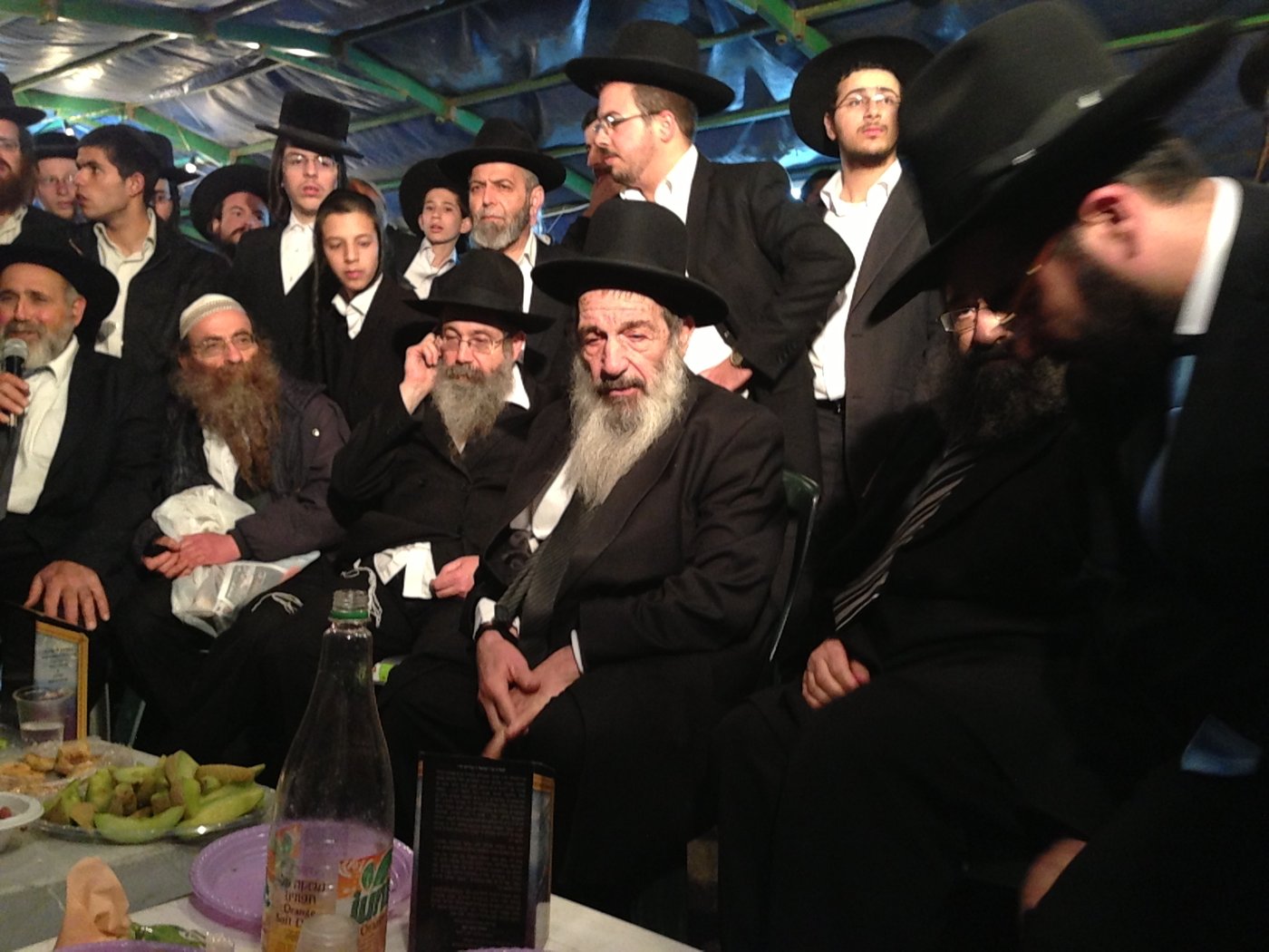אבלים וכואבים: מנחמים בבית הרב יעקב יוסף זצ"ל