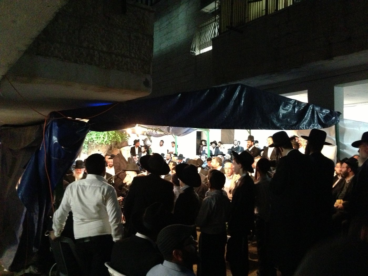 אבלים וכואבים: מנחמים בבית הרב יעקב יוסף זצ"ל