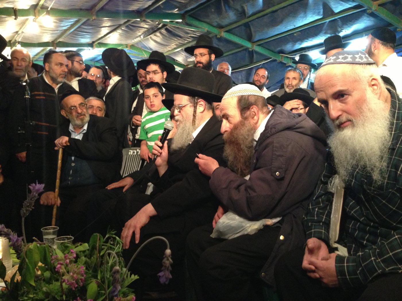 אבלים וכואבים: מנחמים בבית הרב יעקב יוסף זצ"ל