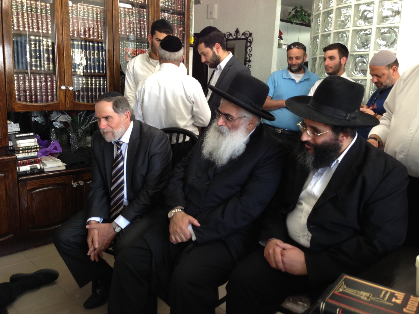 אבלים וכואבים: מנחמים בבית הרב יעקב יוסף זצ"ל