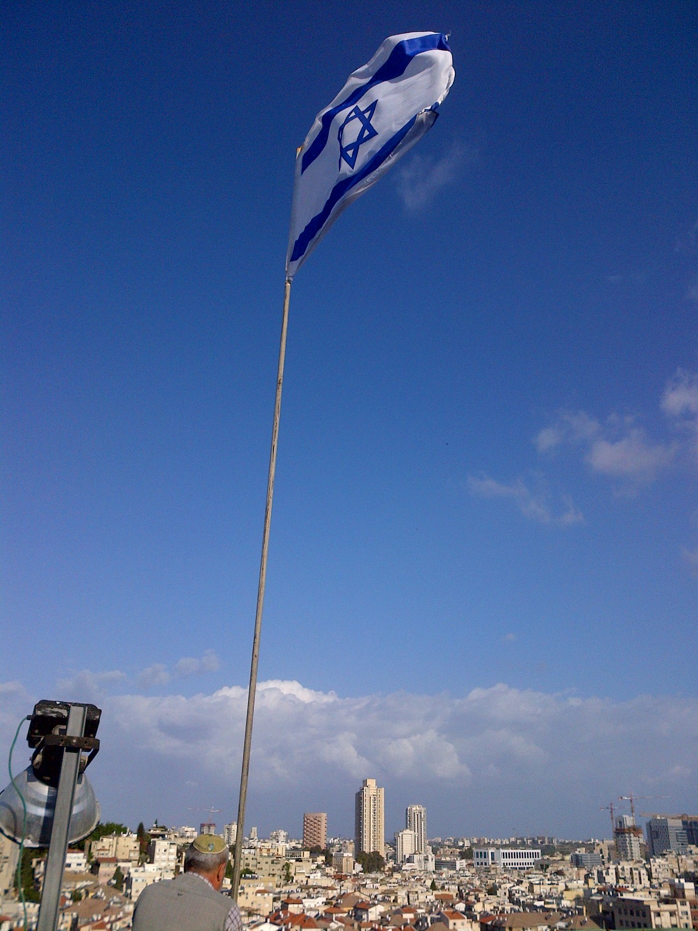 דגל ישראל מתנוסס מעל  ישיבת פוניבז' • תמונות