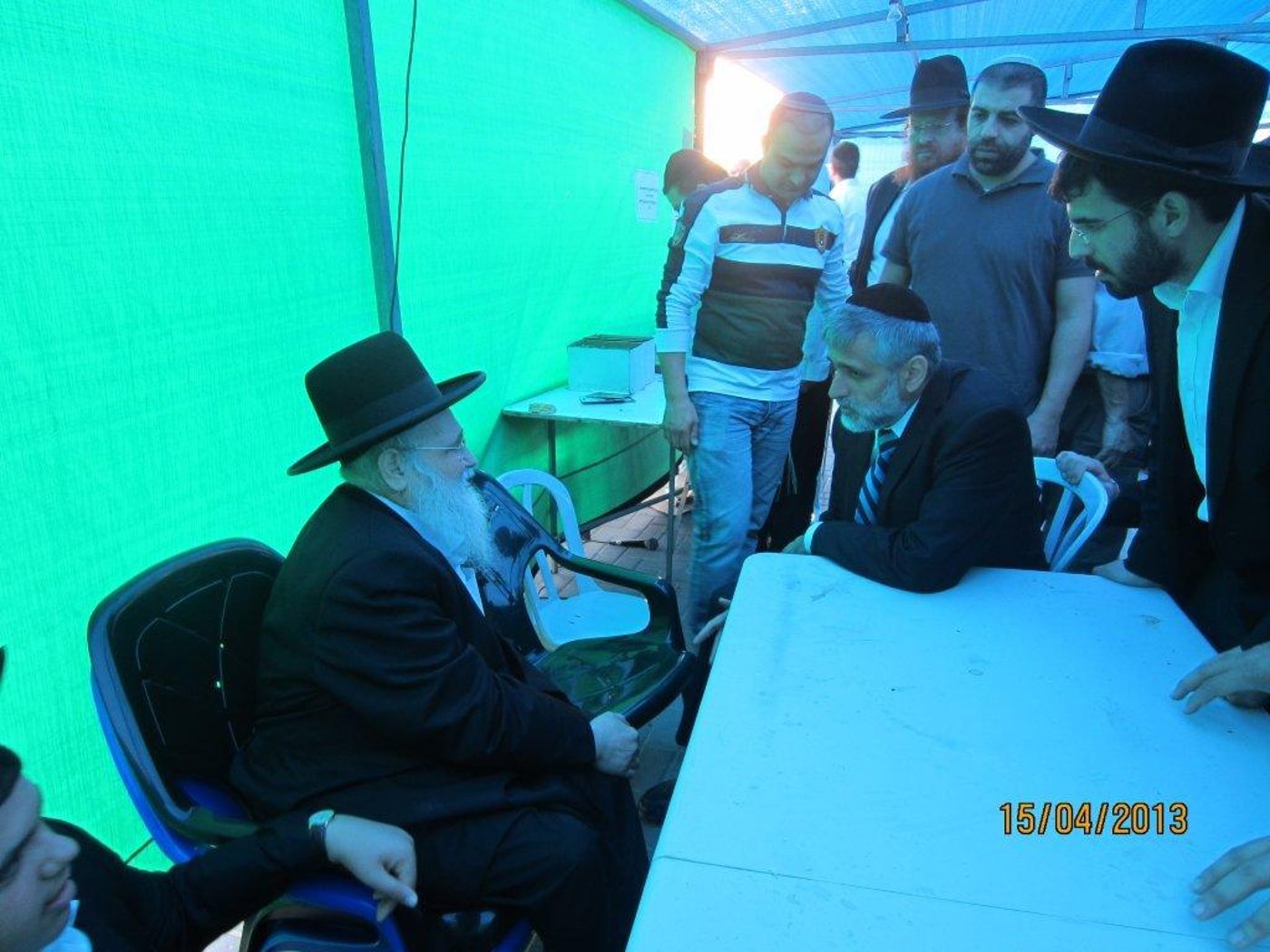 אלפים מנחמים את הרב בנימין בצרי, על פטירת אשתו