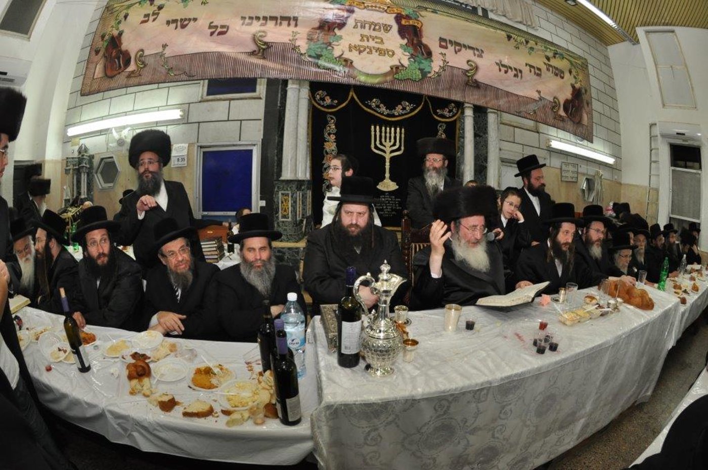 ספינקא: שמחת אירוסין יחד עם טיש יארצייט
