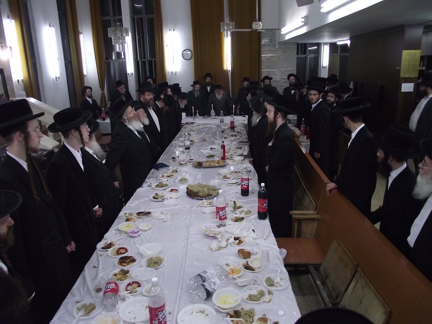 האדמו"ר מספינקא בני ברק בטיש מיוחד לציון היארצייט