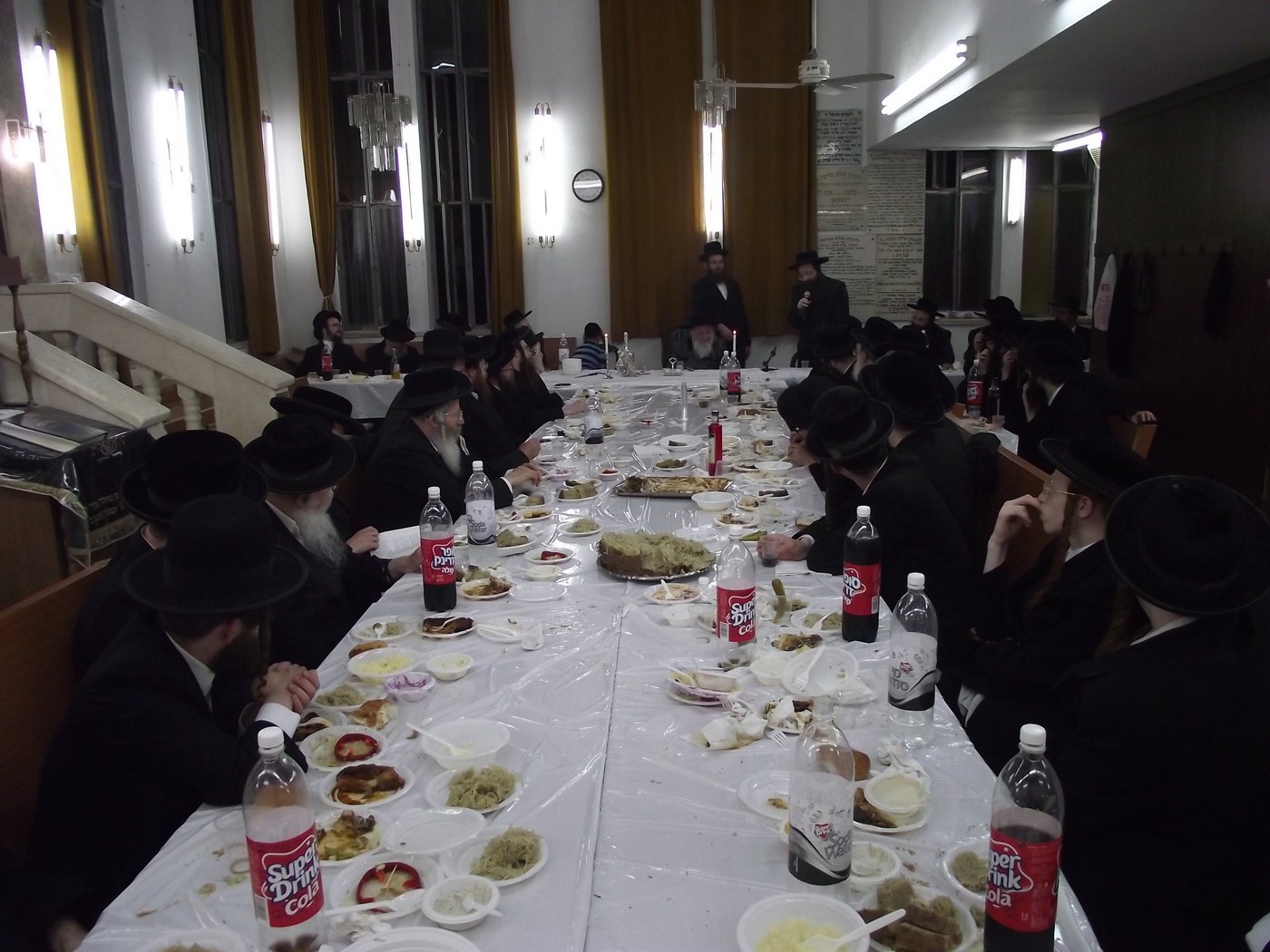 האדמו"ר מספינקא בני ברק בטיש מיוחד לציון היארצייט