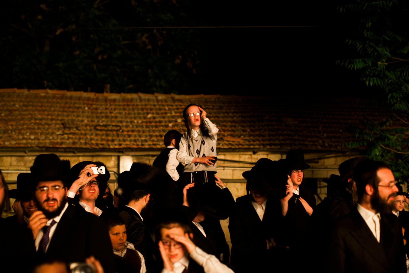 חגיגות ל"ג בעומר בשכונת מאה שערים בירושלים • צפו