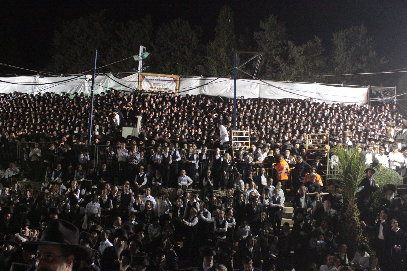 אוֹר מֻפְלֶא אוֹר הַיְקוֹד הֵם יוֹקְדִים: תיעוד ענק ממירון