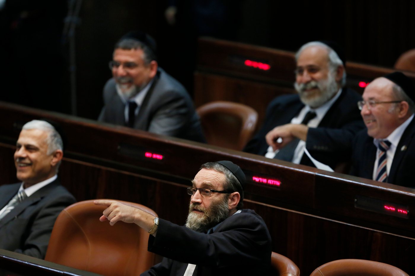 איש מורכב, גפני במליאה.