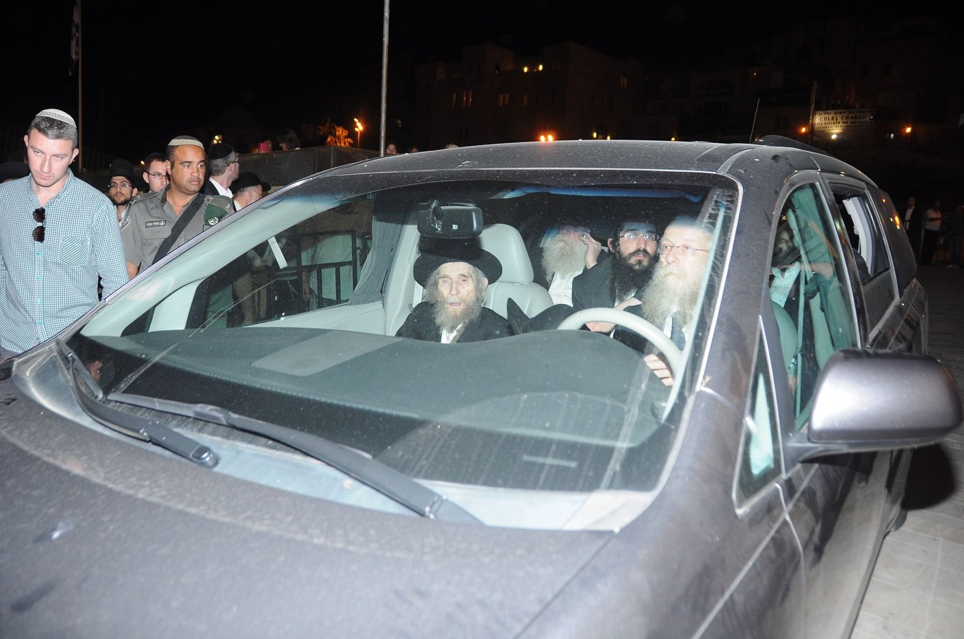 הגראי"ל ביקר בכותל המערבי והתייחס לסוגיית נשות הכותל: "צריך רחמי שמיים"