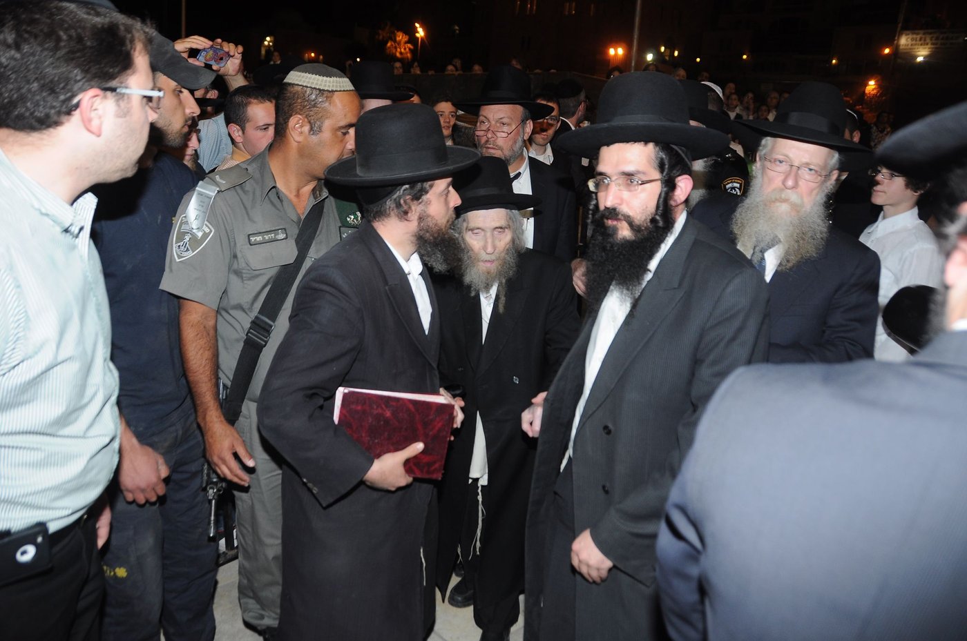 הגראי"ל ביקר בכותל המערבי והתייחס לסוגיית נשות הכותל: "צריך רחמי שמיים"