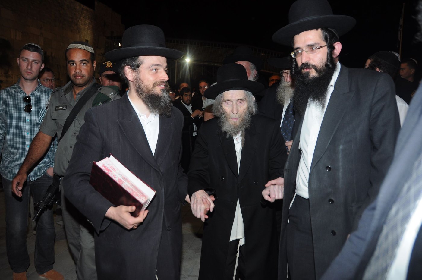 הגראי"ל ביקר בכותל המערבי והתייחס לסוגיית נשות הכותל: "צריך רחמי שמיים"