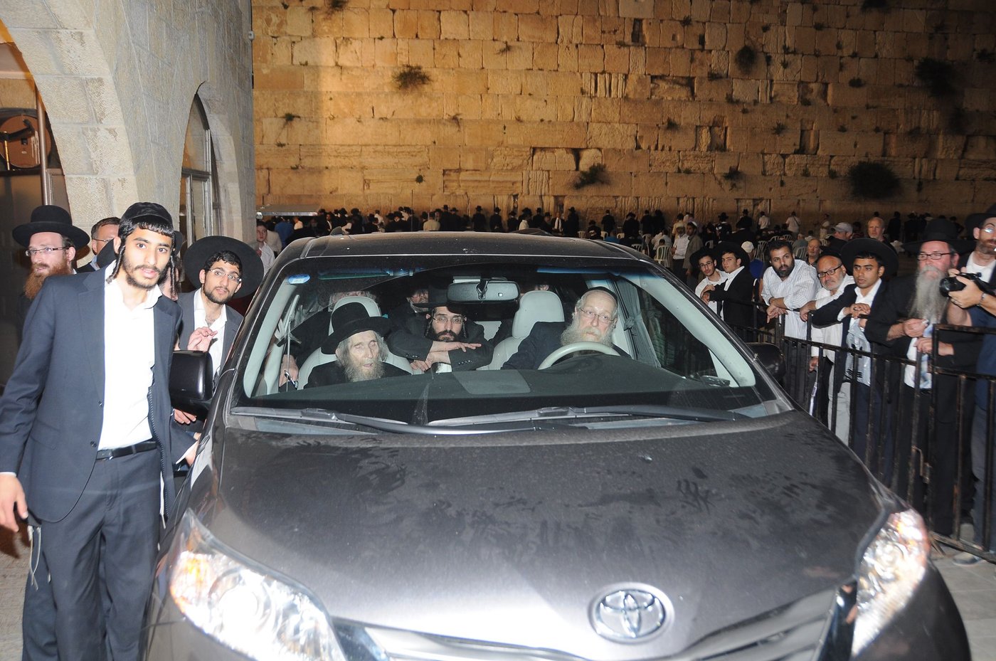 הגראי"ל ביקר בכותל המערבי והתייחס לסוגיית נשות הכותל: "צריך רחמי שמיים"
