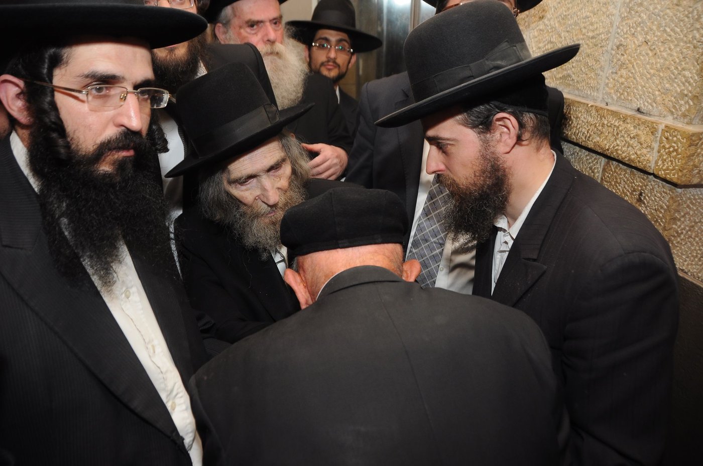 הגראי"ל ביקר בכותל המערבי והתייחס לסוגיית נשות הכותל: "צריך רחמי שמיים"