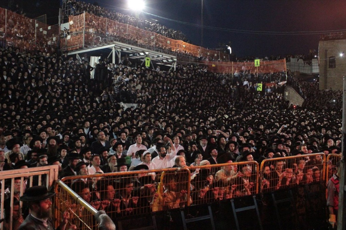 האדמו"ר מ'תולדות אהרון' נעל את אירועי ל"ג בעומר