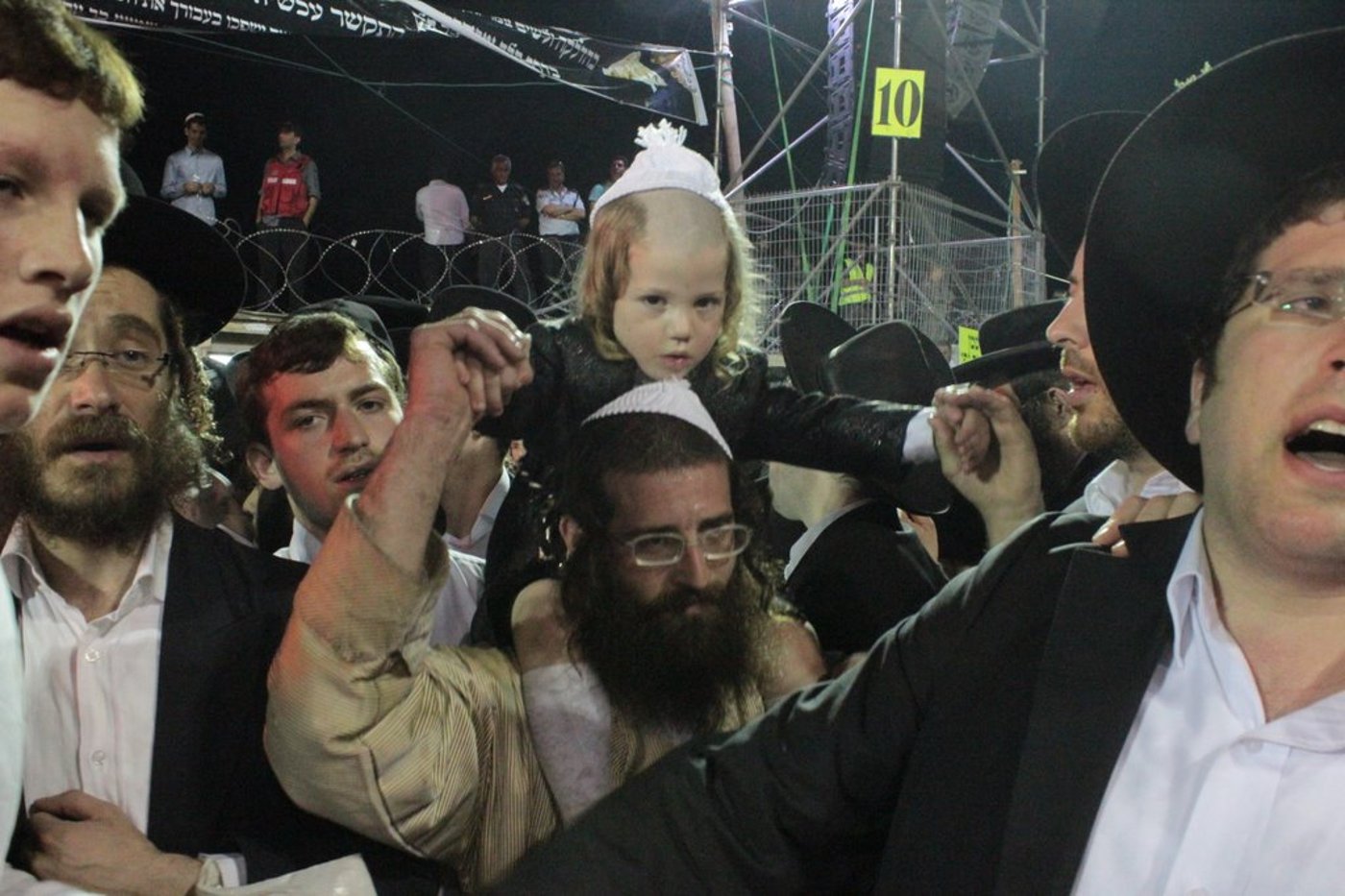 האדמו"ר מ'תולדות אהרון' נעל את אירועי ל"ג בעומר