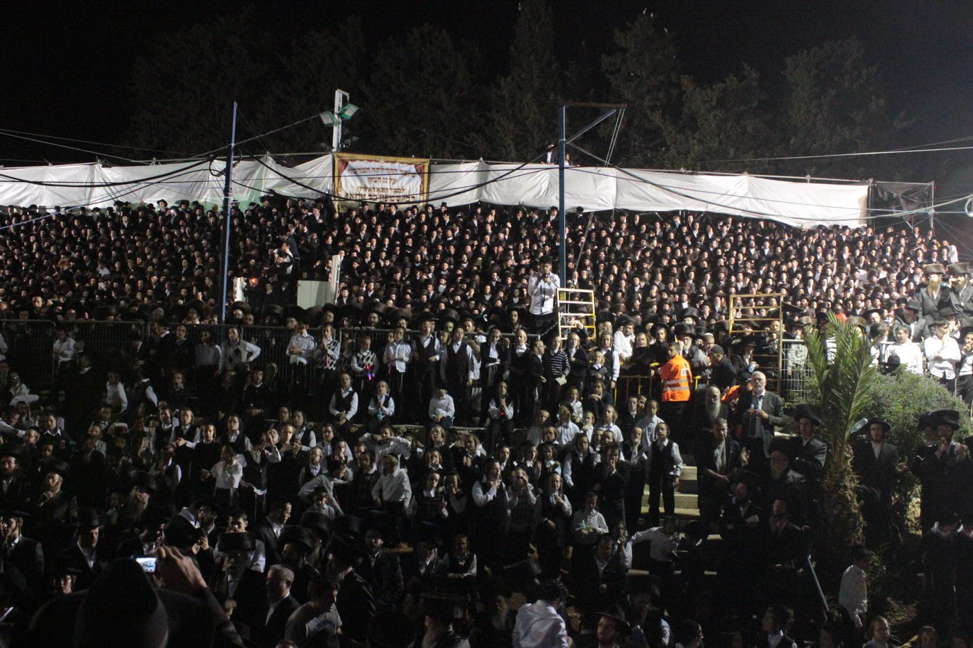 אוֹר מֻפְלֶא אוֹר הַיְקוֹד הֵם יוֹקְדִים: תיעוד ענק ממירון
