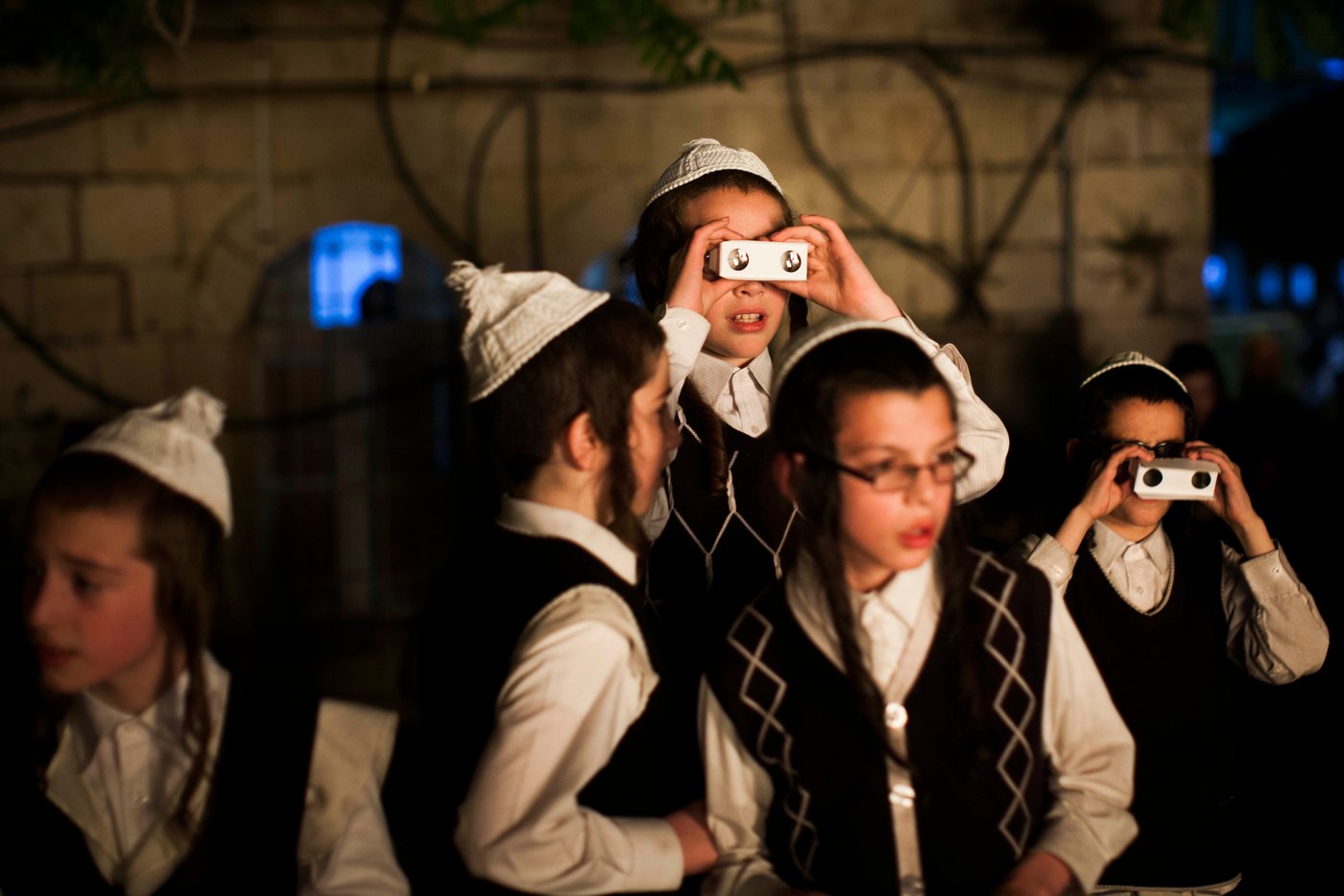 חגיגות ל"ג בעומר בשכונת מאה שערים בירושלים • צפו