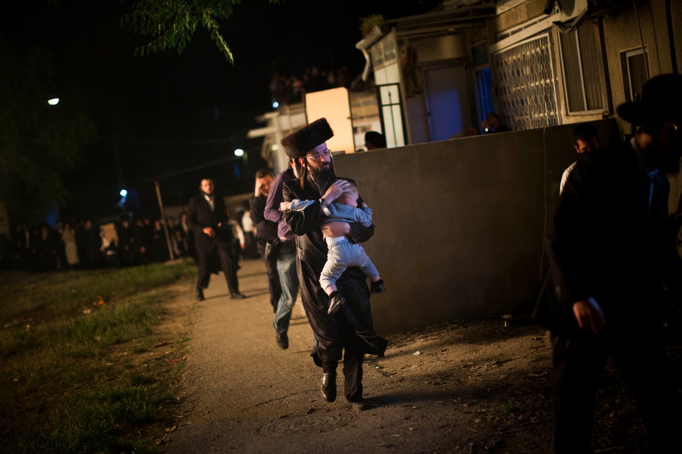 חגיגות ל"ג בעומר בשכונת מאה שערים בירושלים • צפו