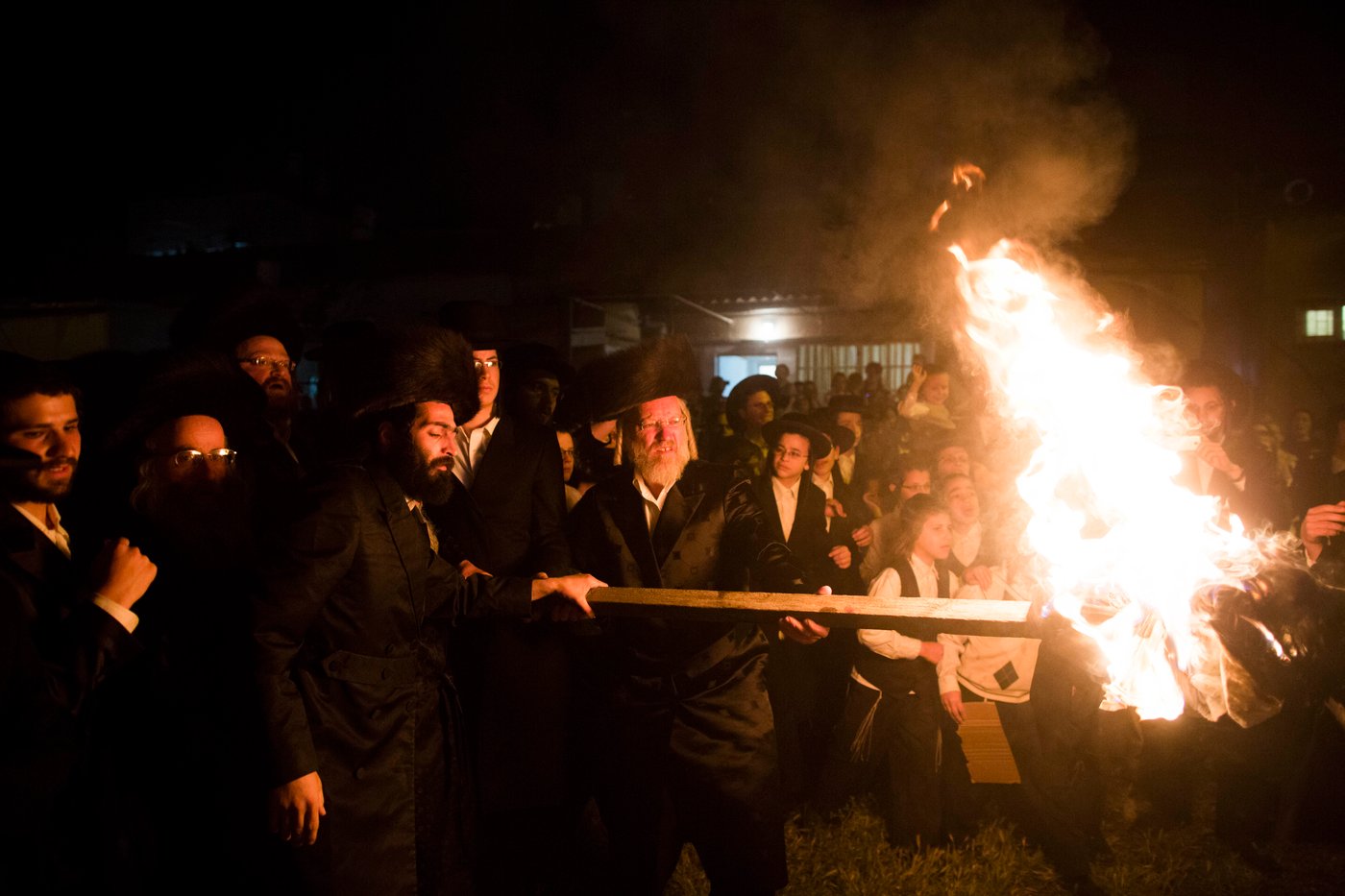 חגיגות ל"ג בעומר בשכונת מאה שערים בירושלים • צפו
