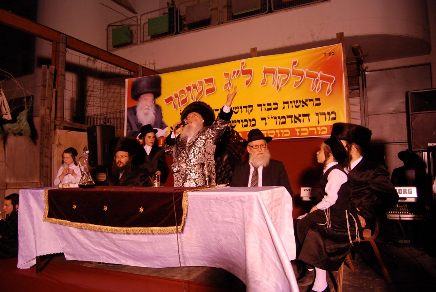 פתח תקווה: הדלקת ל"ג בעומר אצל האדמו"ר ממישקולץ