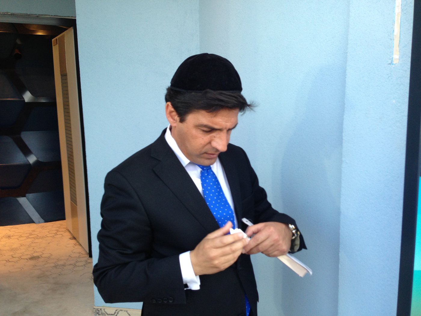צפו: רב הסלבס קובע מזוזה בבית האח הגדול 5