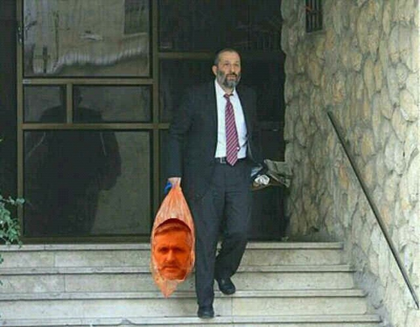 "יצאה בקבוצות תמונה שאני מרים אשפה עם תמונה של אלי ישי", התמונה המדוברת