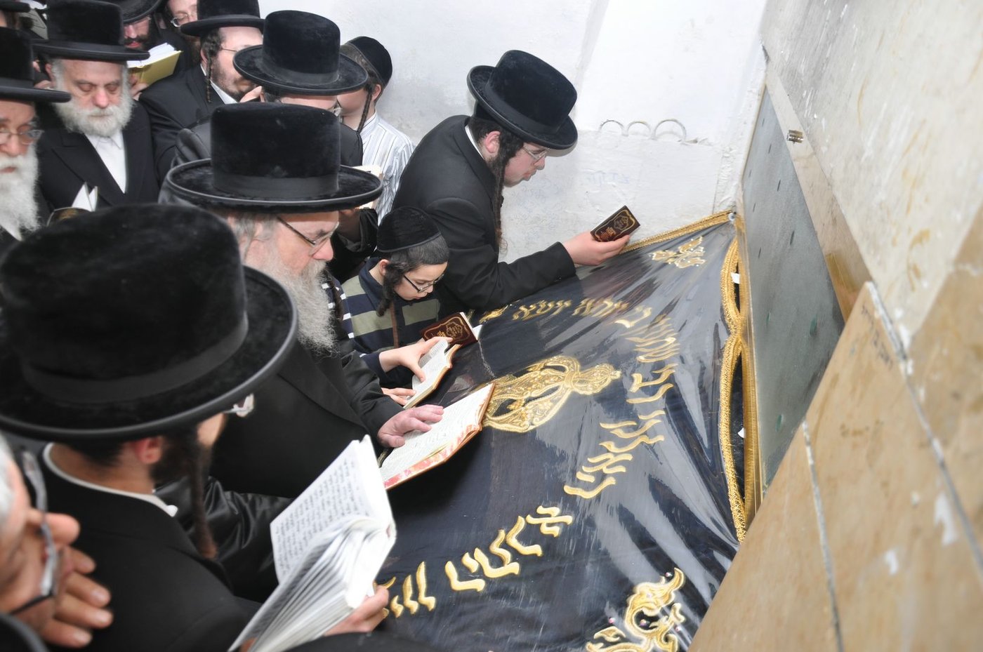 צפו בגלריה: מסע בעלזא לקברי צדיקים בצפון
