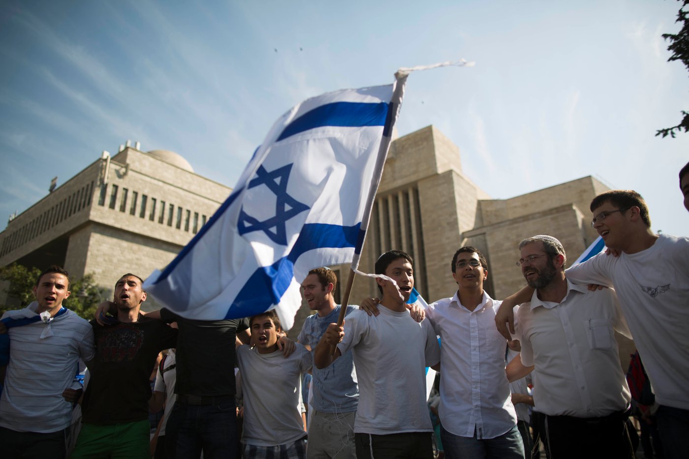 חגיגה שכזו: ריקוד דגלים ביום ירושלים • גלריה