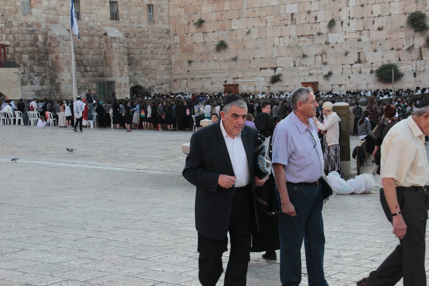 בוקר סוער בכותל: בנות סמינרים מול הרפורמיות