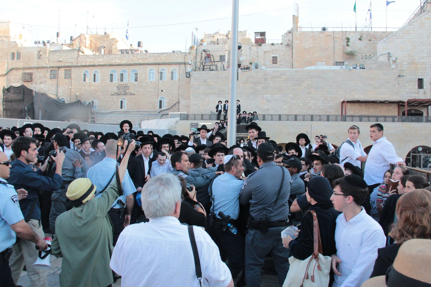 בוקר סוער בכותל: בנות סמינרים מול הרפורמיות