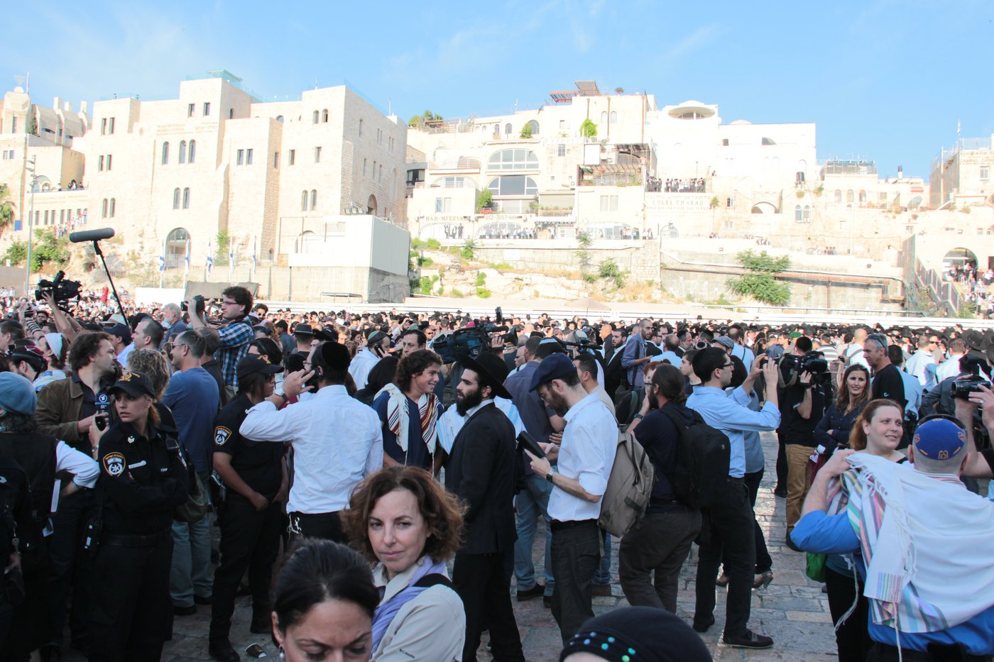 בוקר סוער בכותל: בנות סמינרים מול הרפורמיות