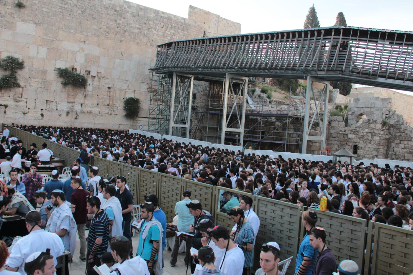 בוקר סוער בכותל: בנות סמינרים מול הרפורמיות