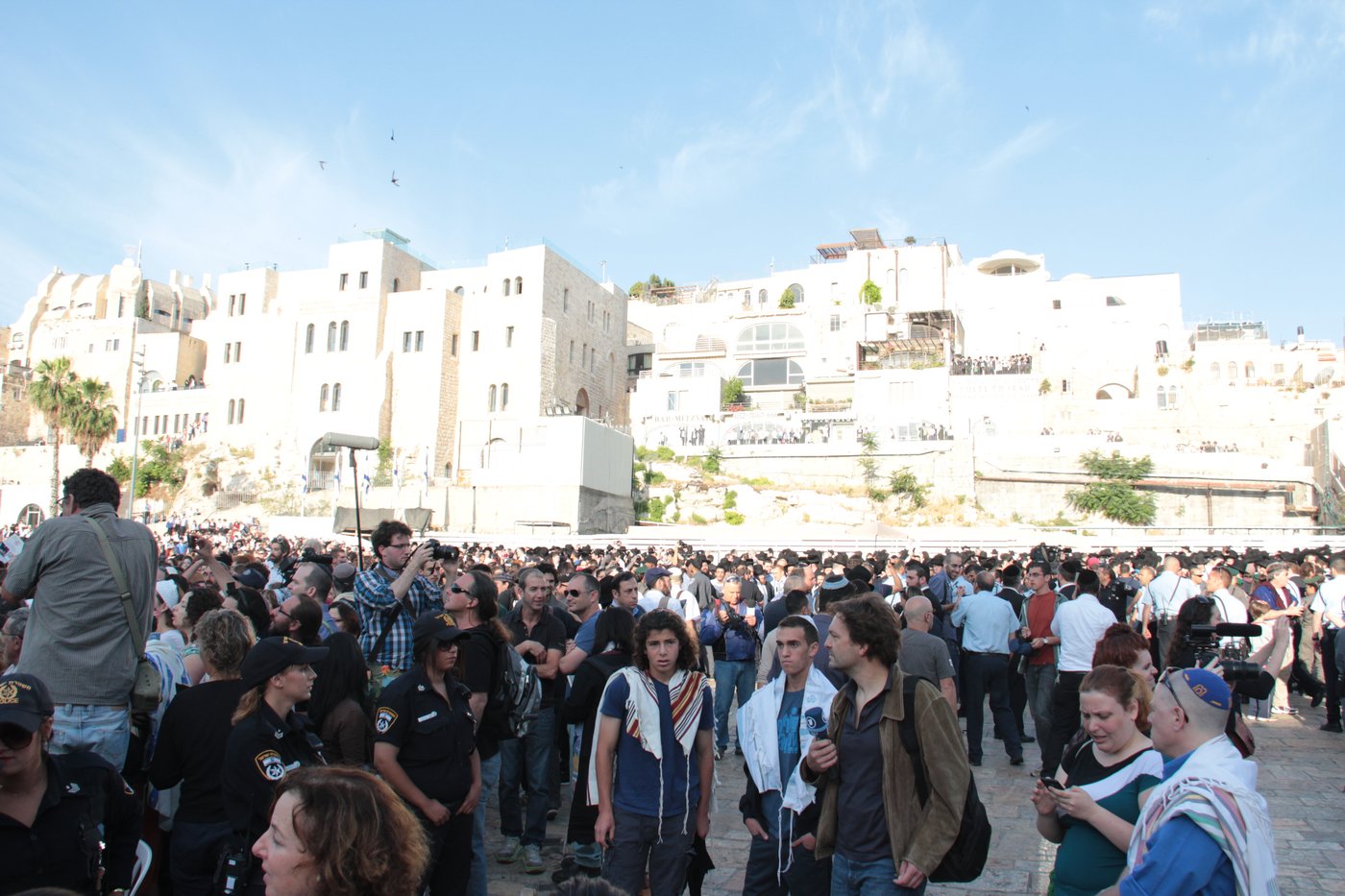 בוקר סוער בכותל: בנות סמינרים מול הרפורמיות