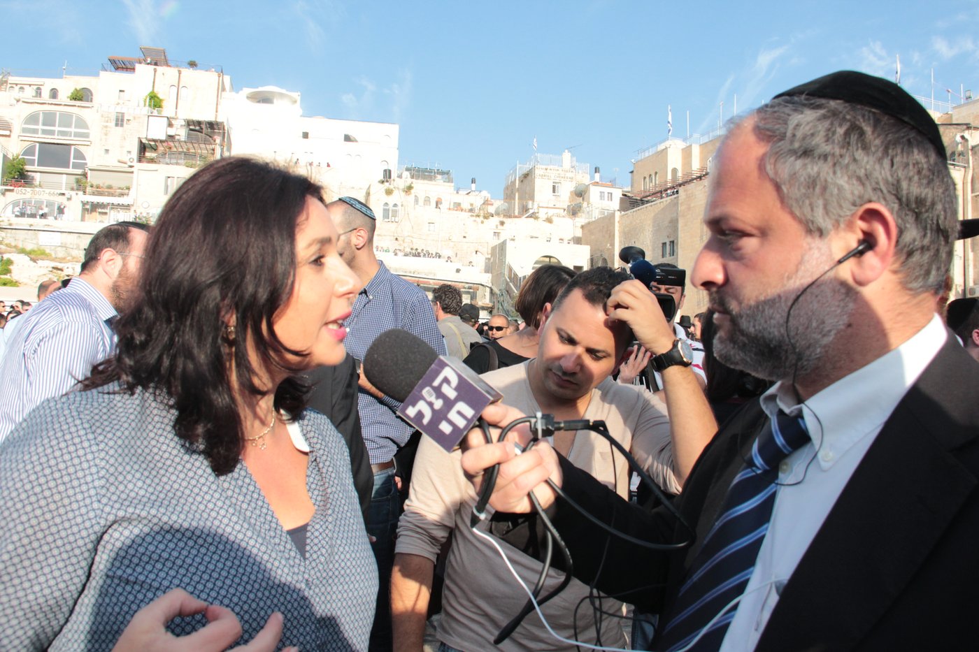 בוקר סוער בכותל: בנות סמינרים מול הרפורמיות