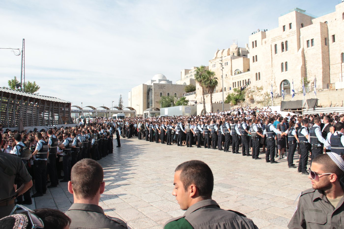 בוקר סוער בכותל: בנות סמינרים מול הרפורמיות