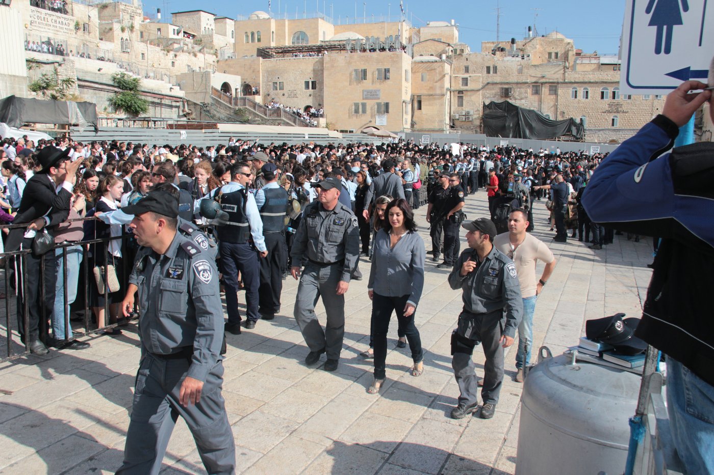 בוקר סוער בכותל: בנות סמינרים מול הרפורמיות
