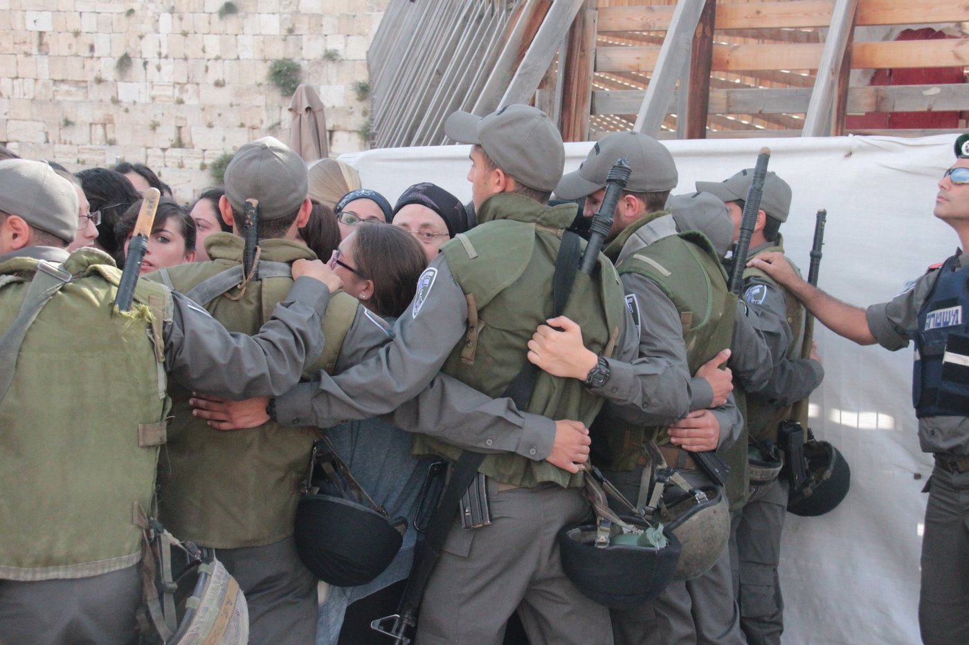 בוקר סוער בכותל: בנות סמינרים מול הרפורמיות