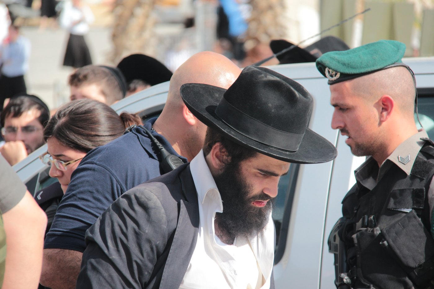 בוקר סוער בכותל: בנות סמינרים מול הרפורמיות