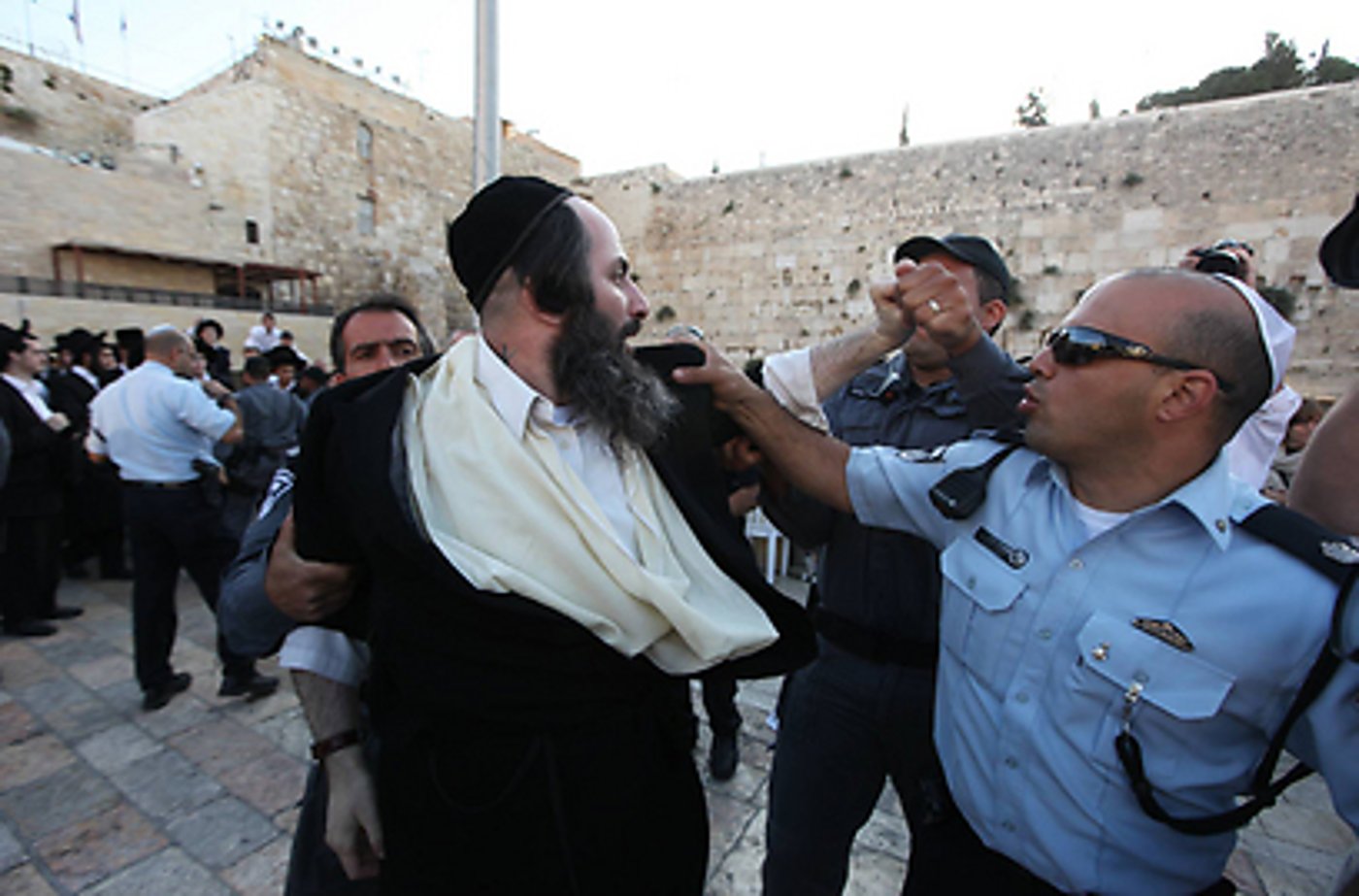 תלמידות סמינרים התפללו בכותל, עימותים עם שוטרים