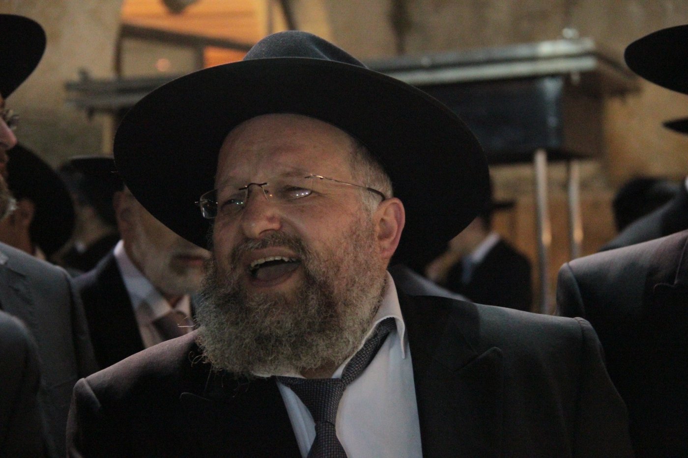 מוצאי חג השבועות בכותל המערבי: מעגל אחד, אלפי רוקדים