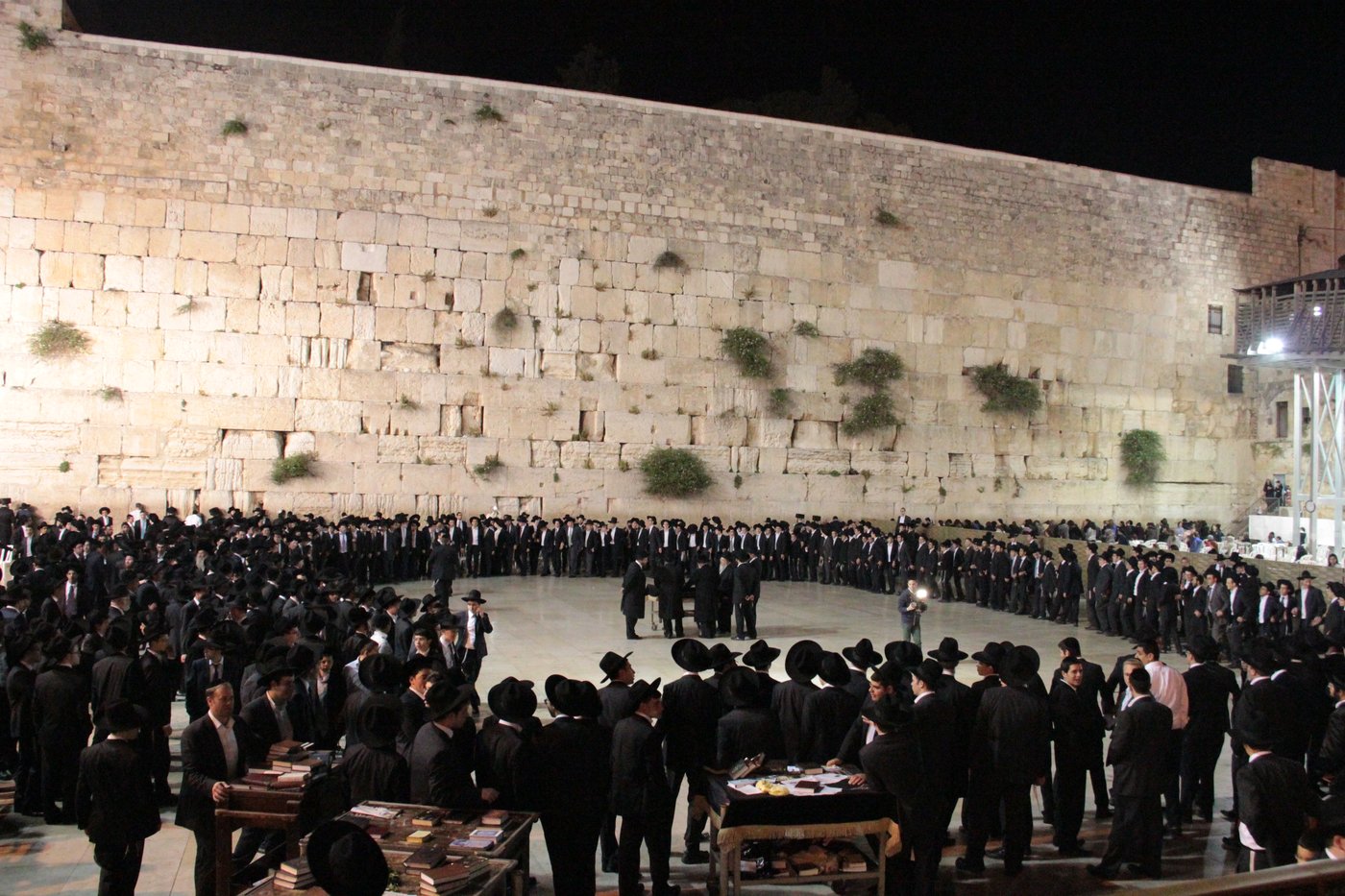 מוצאי חג השבועות בכותל המערבי: מעגל אחד, אלפי רוקדים