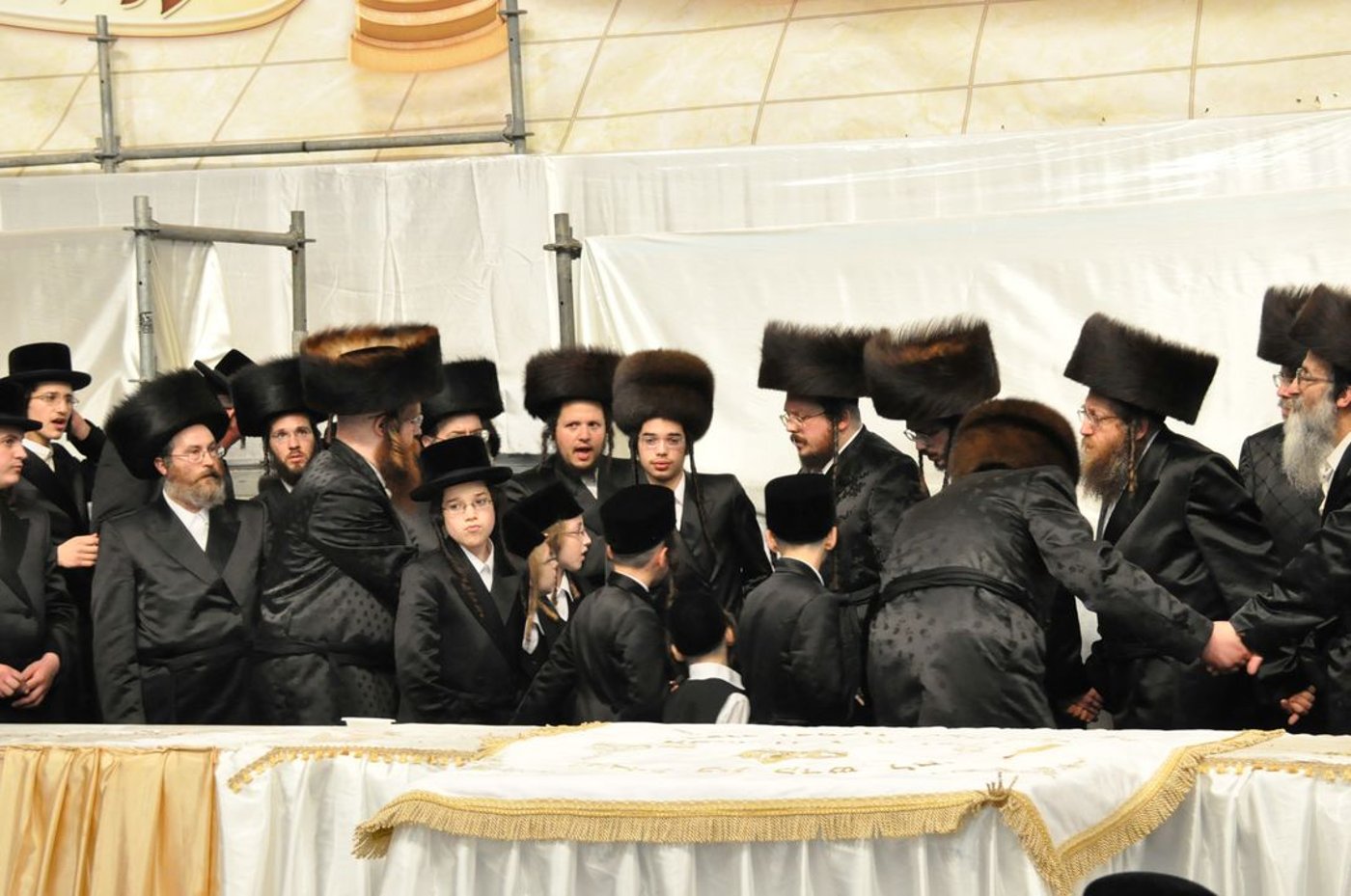 צפו בגלרית ענק: שמחת הפאראשפיל בבעלזא